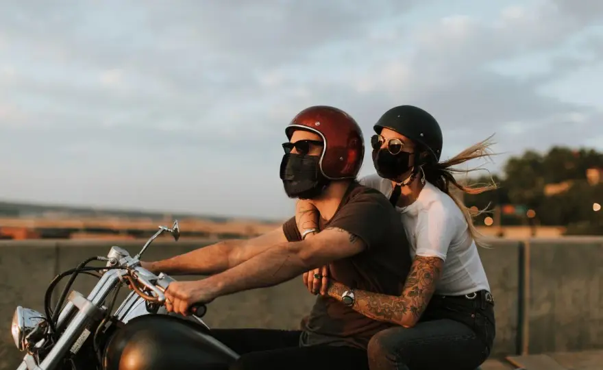 Horcajadas en moto: postura, normativa y cómo elegir bien