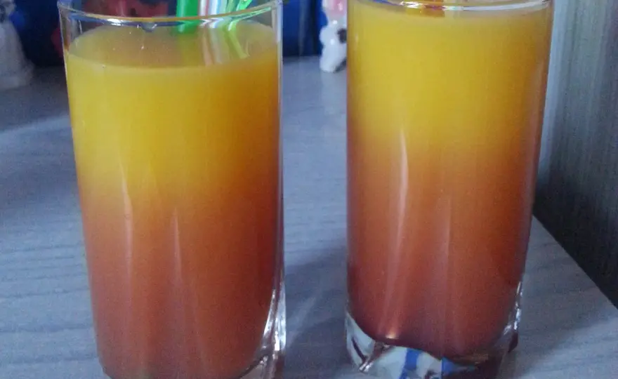 Orzeźwiający drink ze spritem i sokiem malinowym na letnie wieczory