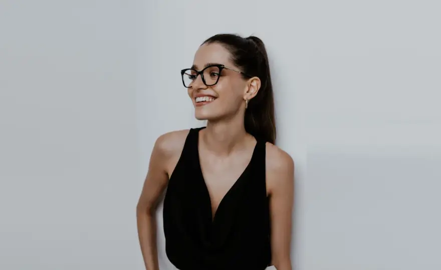 Jakie oprawki do okularów są teraz modne - trendy, które musisz znać