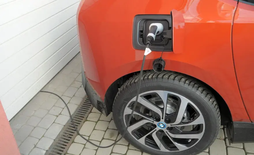 Ładowanie auta elektrycznego w domu: Rozlicz KUP i VAT krok po kroku