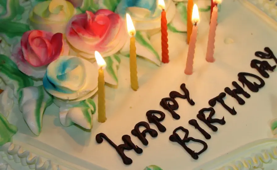 Mensaje de cumpleaños para novio: Emociona con palabras reales