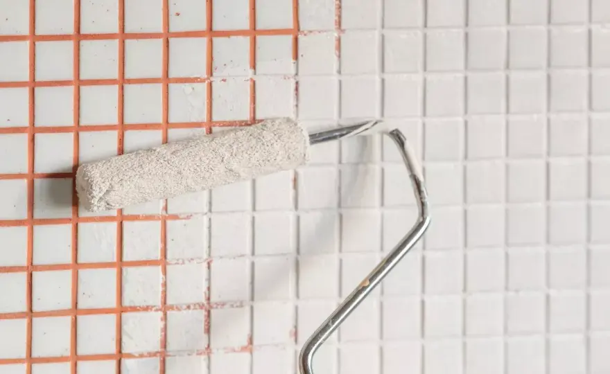 Metamorfoza kuchni: Odnów kafelki bez kucia! Tanie metody DIY