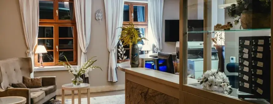 Czy można wynająć pokój w hotelu nie mając 18 lat? Oto ważne informacje