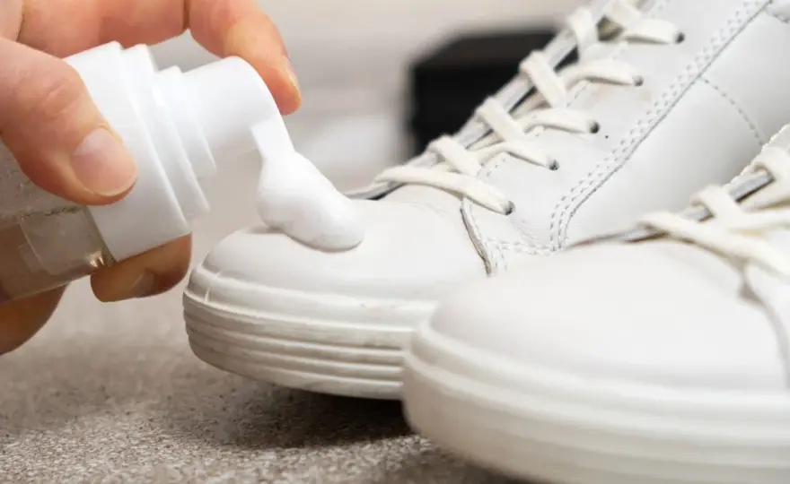Helle Schuhe reinigen - So strahlen sie wieder wie neu!