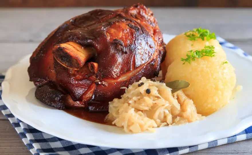 Przepis na soczystą golonkę pieczoną: Krok po kroku do idealnej golonki