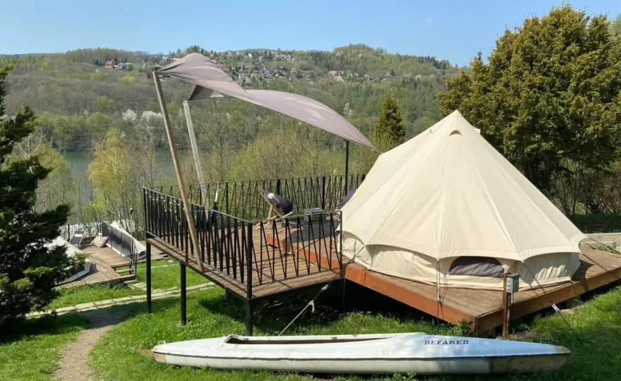 Glamping w Polsce - jak wybrać miejsce i nie przepłacić