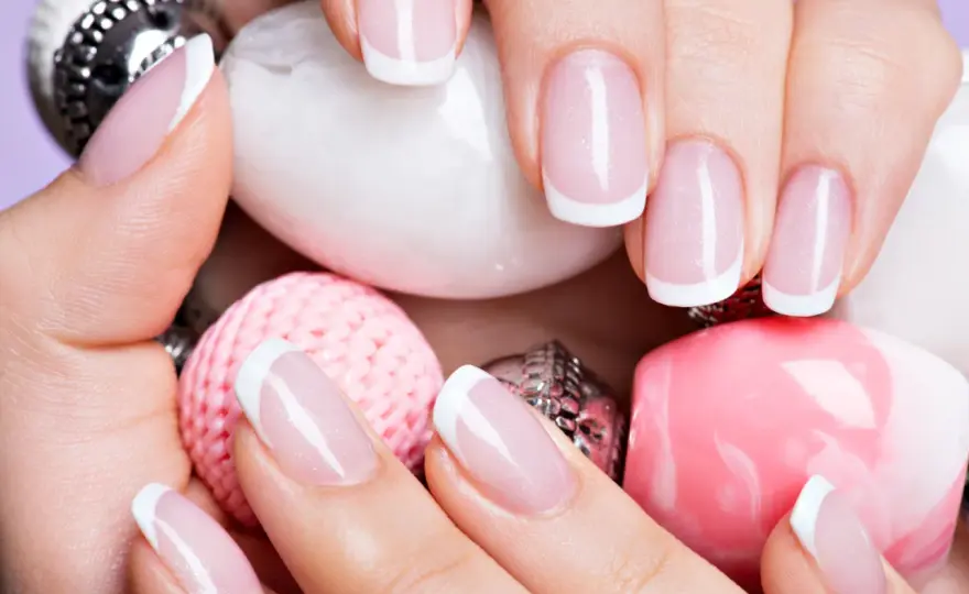 Manicure french co to? Historia, technika i zalety stylizacji paznokci