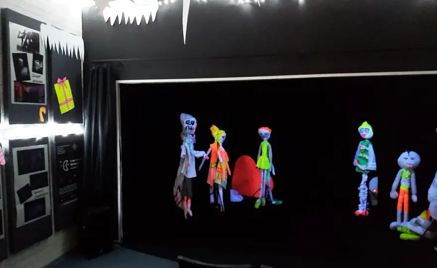 Teatr czarnego tła - Jak działa ta niezwykła magia światła i ruchu?