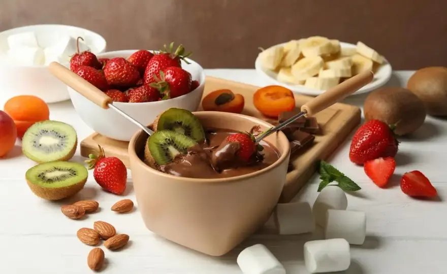 Składniki do fondue czekoladowego: co wybrać, by uniknąć błędów i zachwycić gości