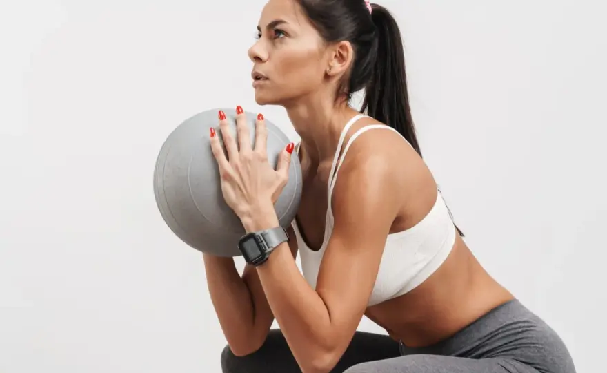 Piłka fitness - Jak ćwiczyć w domu? Pełny poradnik