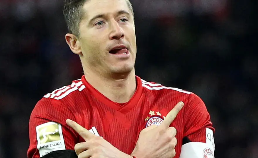 Cieszynka Lewandowskiego - co naprawdę oznacza słynny gest X?
