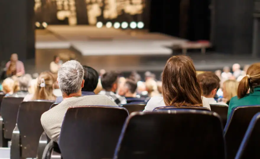 Teatr 6. piętro - Jak się ubrać? Porady dla 50+