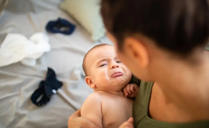 Bebé se cae de la cama - ¿Qué hacer y cuándo preocuparse?
