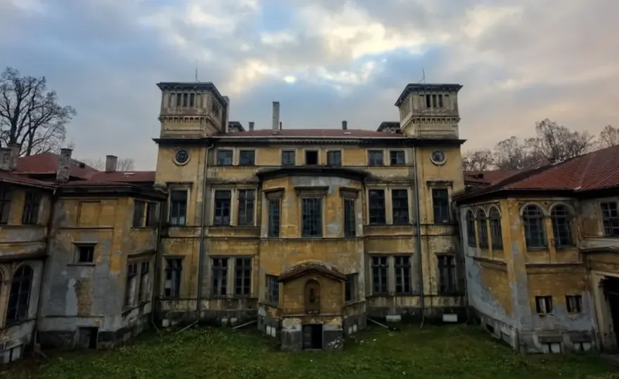 Pałac w Krzeszowicach - historia, architektura i aktualny stan obiektu