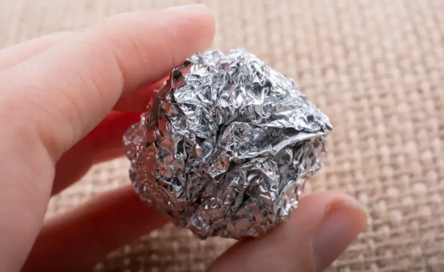 Folia aluminiowa szkodliwa? Kiedy lepiej z niej zrezygnować
