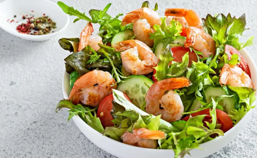 Ensalada de langostinos fresca y equilibrada - así se hace bien