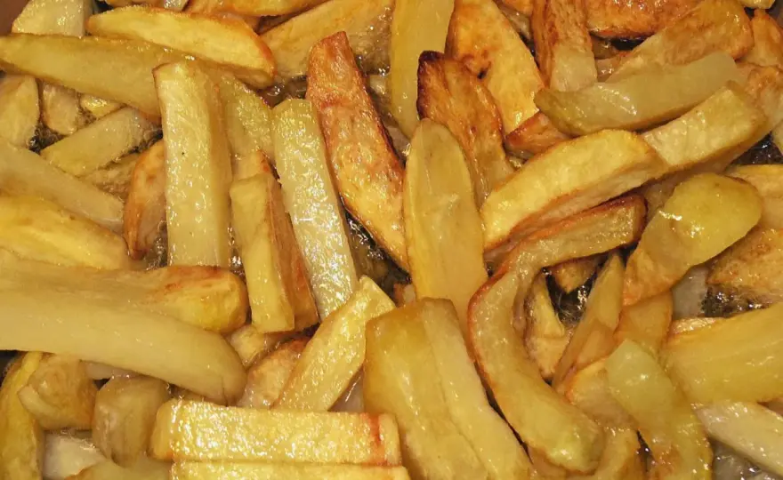 Ile smażyć frytki na patelni, aby były idealnie chrupiące?