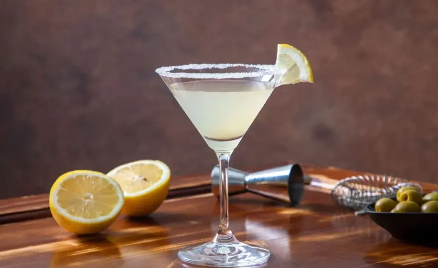 Martini: Proste drinki i kultowe koktajle. Zrób je jak ekspert!
