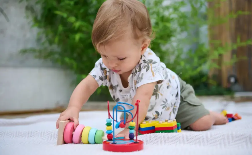 Zabawy sensoryczne dla niemowląt: Rozwój przez dotyk, dźwięk i wzrok