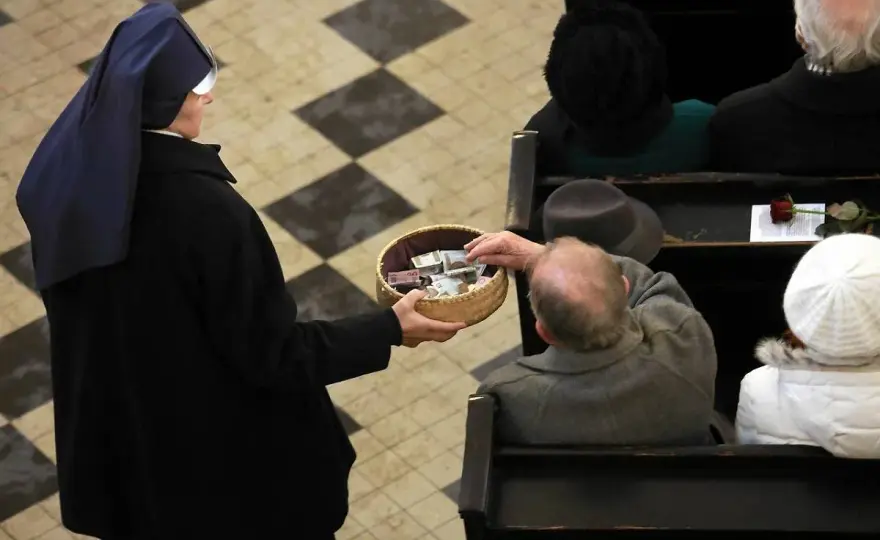 Ile się daje księdzu za mszę pogrzebową? Sprawdź, co warto wiedzieć