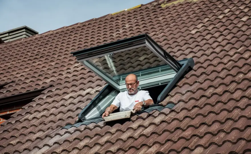 Jak wyjąć okno dachowe Velux bez uszkadzania konstrukcji dachu