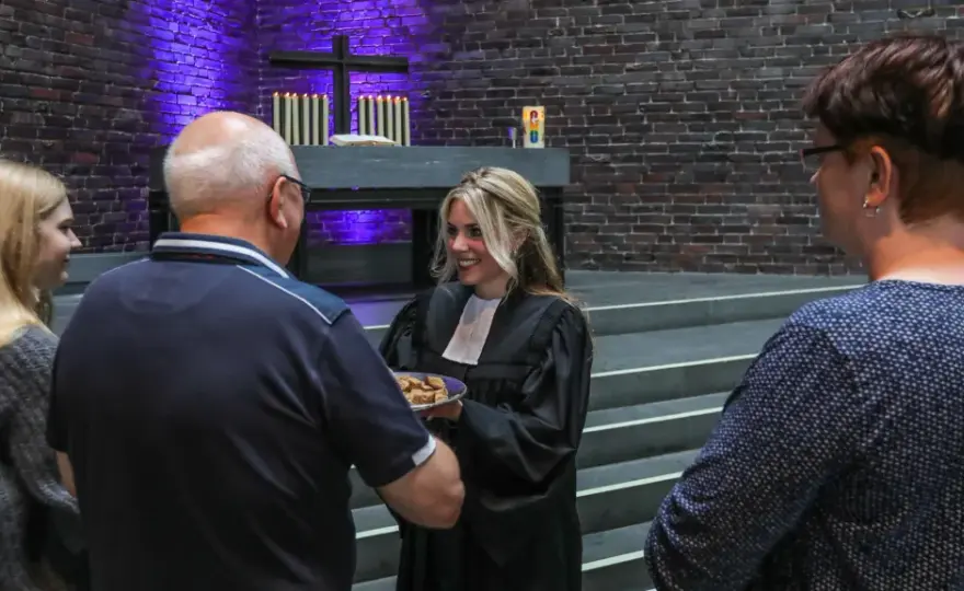 Frauen in der Kirche - Evangelisch vs. Katholisch: Ein Vergleich