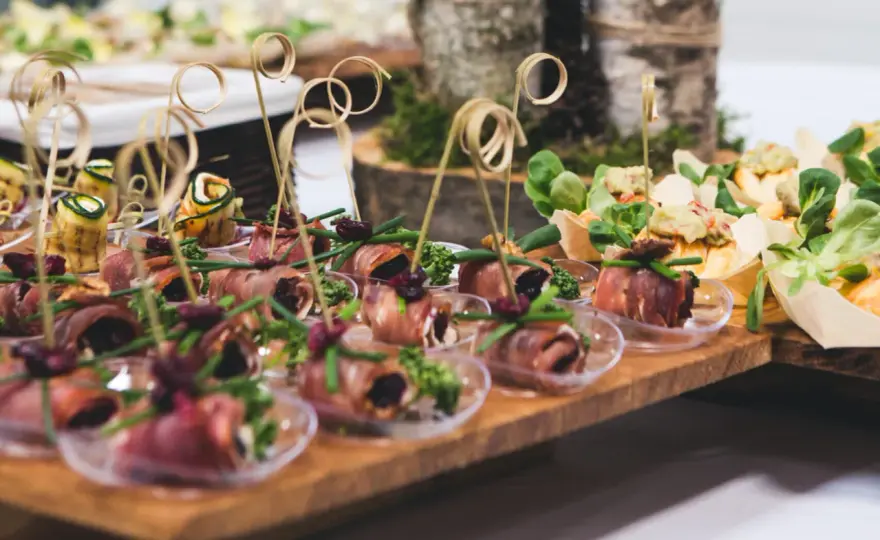 Menu cateringu imprezowego: Opcje, trendy i jak wybrać idealne