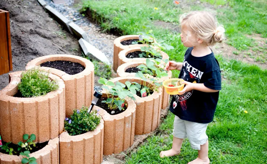 Pflanzsteine im Garten gestalten und richtig setzen