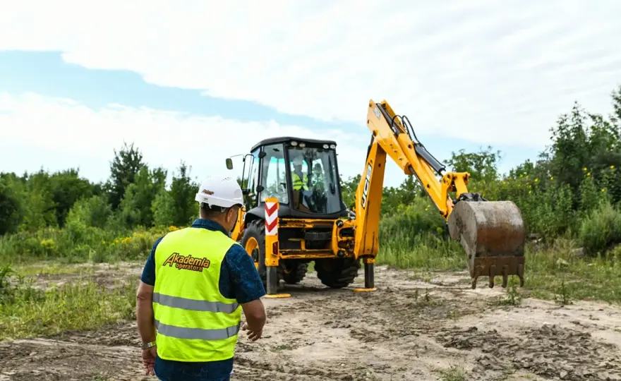 Uprawnienia na koparko-ładowarkę: Jak zdać egzamin i zdobyć pracę?