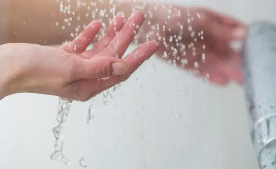Ducharse con agua fría - beneficios, riesgos y cómo empezar