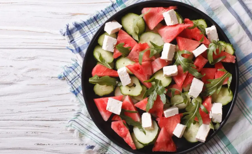 Sałatka z arbuzem i mozzarellą - Przepis idealny na lato
