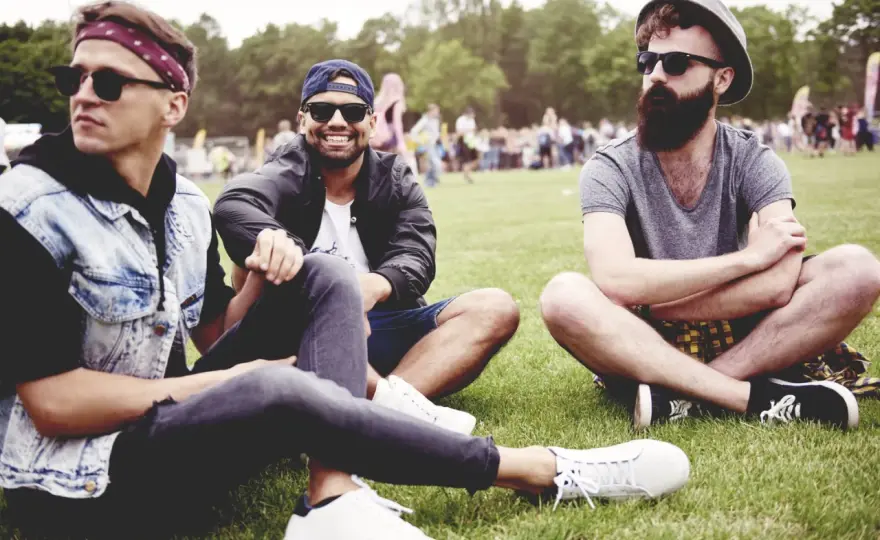 Moda festiwalowa męska: trendy i inspiracje na letnie koncerty