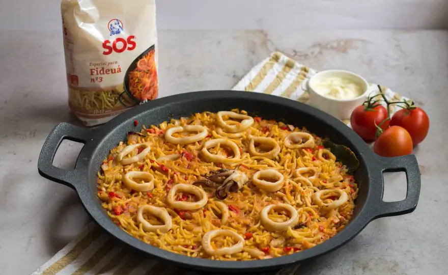 Fideuà con calamares, sabrosa y en su punto