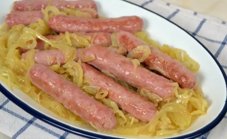 Salchichas al vino con cebolla y una salsa llena de sabor