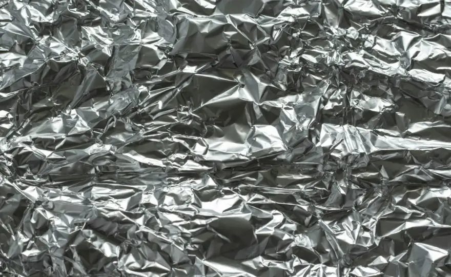 Czy można mrozić mięso w folii aluminiowej? Sprawdź, jak to zrobić bezpiecznie