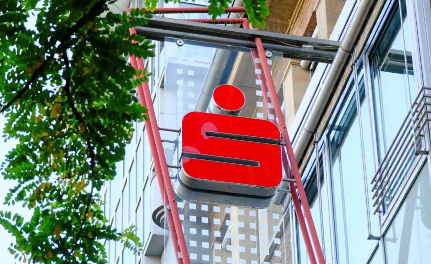 Wie lange bucht die Sparkasse eine Überweisung?