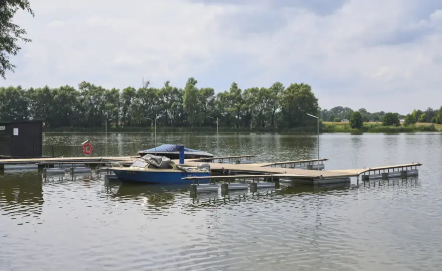 Jak zrobić pomost na stawie? Poradnik krok po kroku