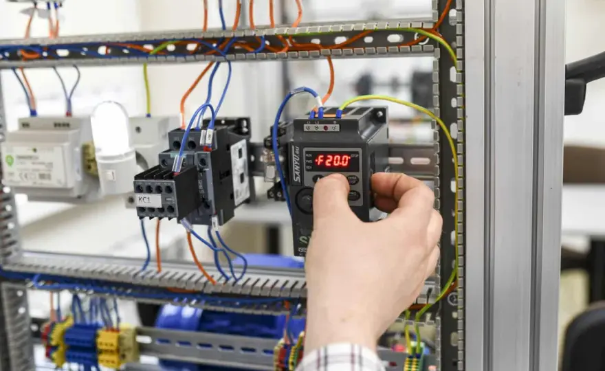 Zarobki magister inżynier elektryk - jak zmaksymalizować pensję?