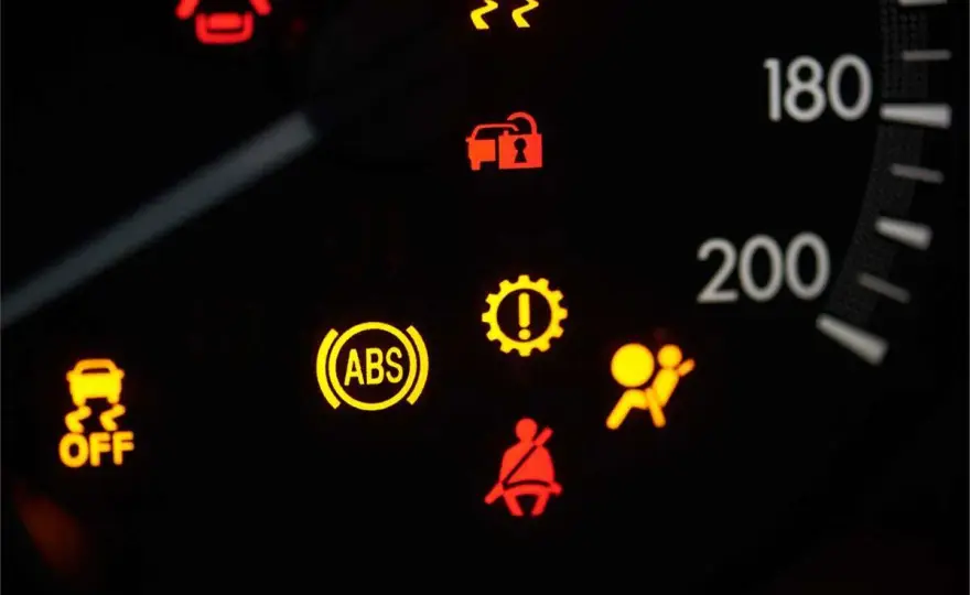 ABS auto, come funziona e cosa fare quando si attiva