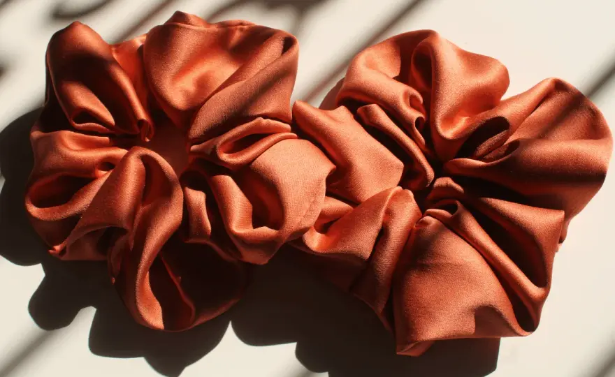 Jak uszyć scrunchie? Prosty przewodnik DIY krok po kroku