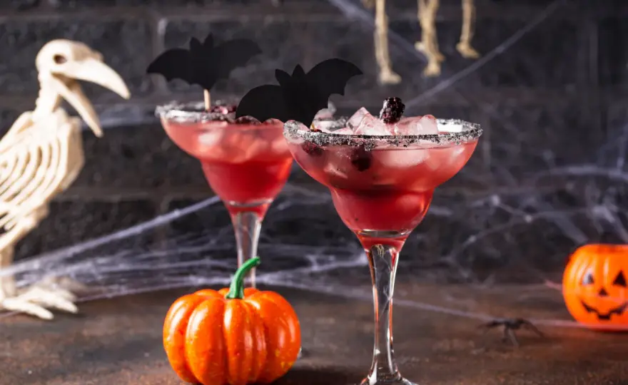 Drinki na Halloween: proste przepisy, straszne dekoracje, efekt dymu