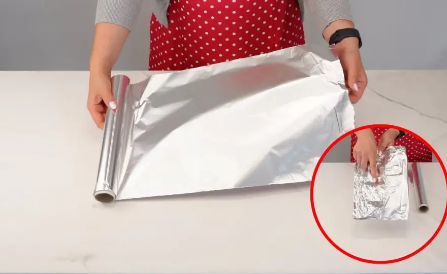 Na której stronie folii aluminiowej piec frytki, aby uniknąć przywierania?
