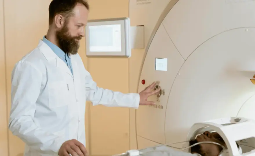 Technik elektroradiolog - ile zarabia i jak podnieść pensję?