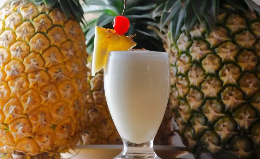 Pyszne drinki z ananasem i kokosem, które zaskoczą Twoich gości