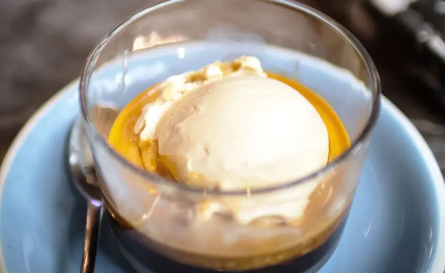 Deser kawowy idealny? Jak zrobić affogato w 3 minuty!
