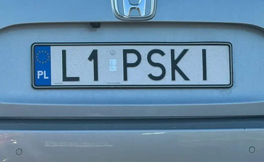 Tablice rejestracyjne - ile kosztują i kiedy płacisz mniej?