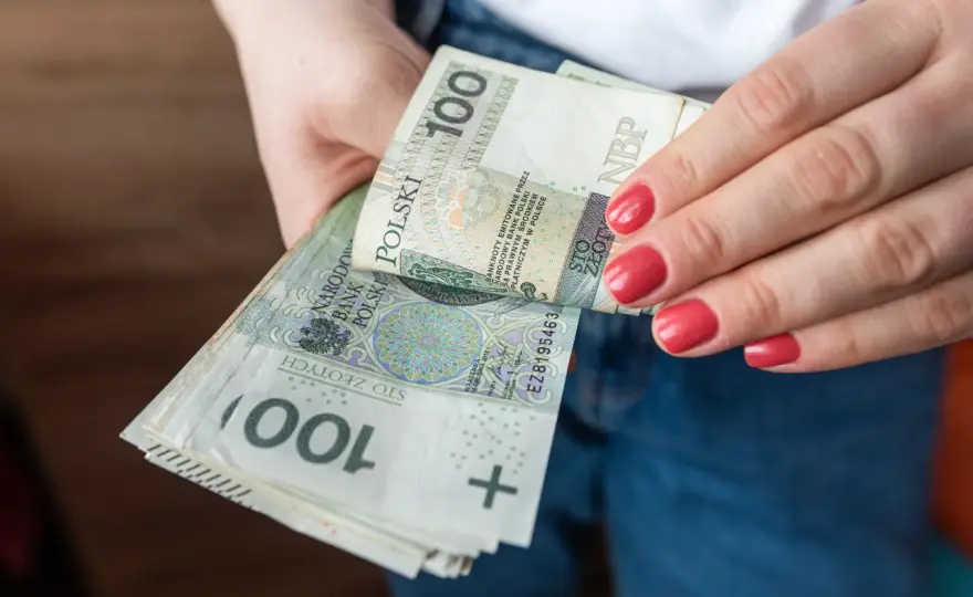 Zasiłek stały czy renta socjalna? Różnice, zasady i wybór