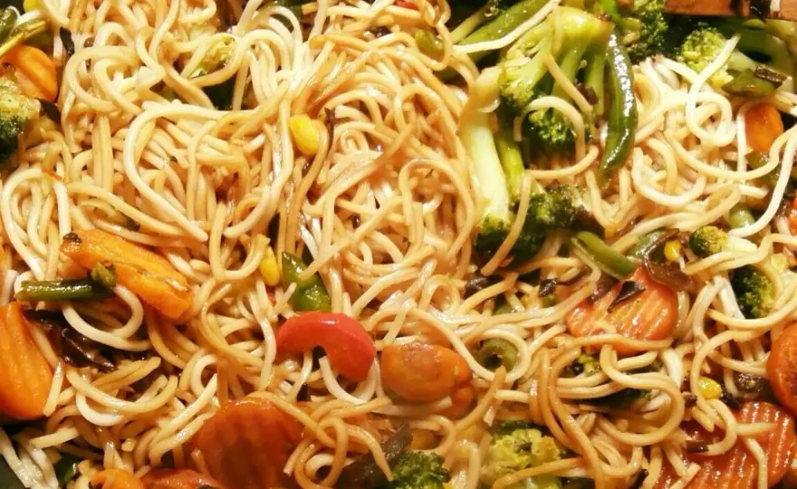 Makaron chow mein w Polsce: Gdzie kupić i na co zwrócić uwagę?