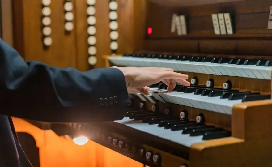 Ile kosztuje organista na ślub? Poznaj ceny i ważne czynniki