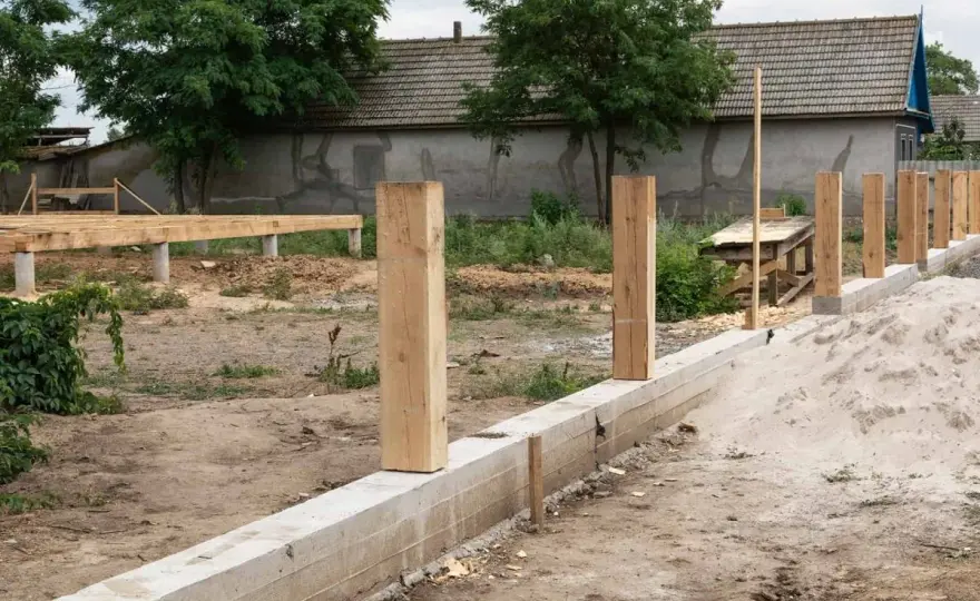 Fundament pod ogrodzenie - jak zrobić, by służył latami?